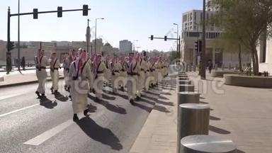 多哈，卡塔尔-2018年2月14日：多哈老城区苏克瓦基夫区为纪念卡塔尔埃米尔而举行的乐团游行